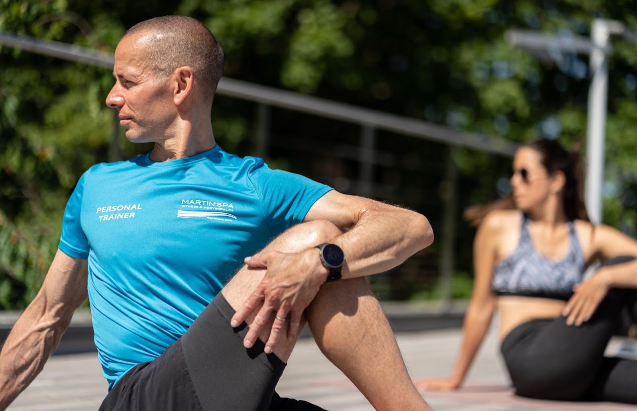 Personal trainer accompagnant une séance d'étirements